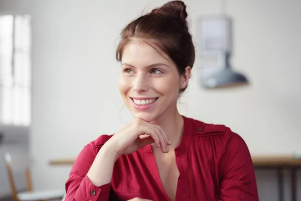 Femme moderne à son appartement — Photo