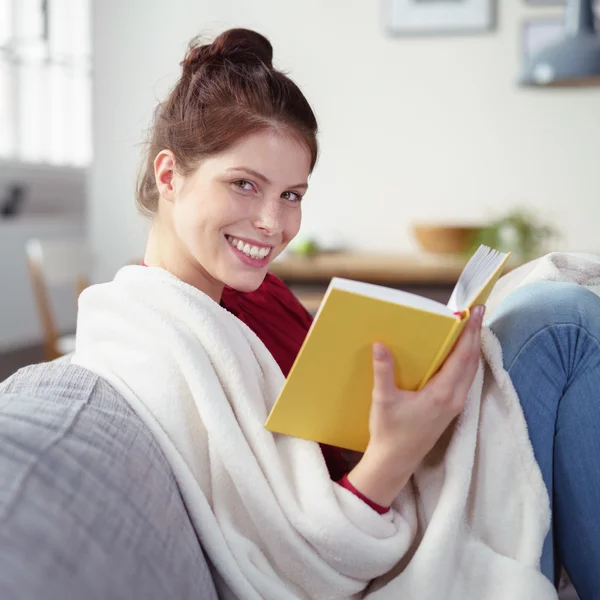 Vrouw die thuis een boek leest — Stockfoto