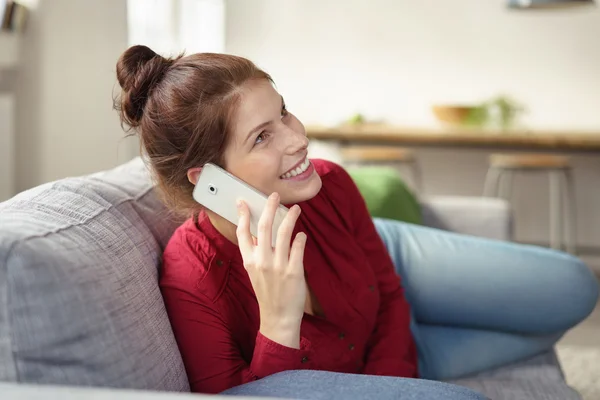 Mujer disfrutando de tiempo libre en casa — Foto de Stock