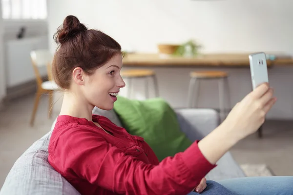 Jeune femme prenant un selfie — Photo