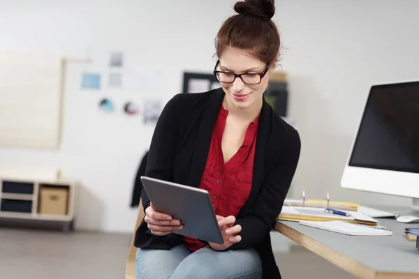 Affärskvinna med hennes tablet-pc — Stockfoto