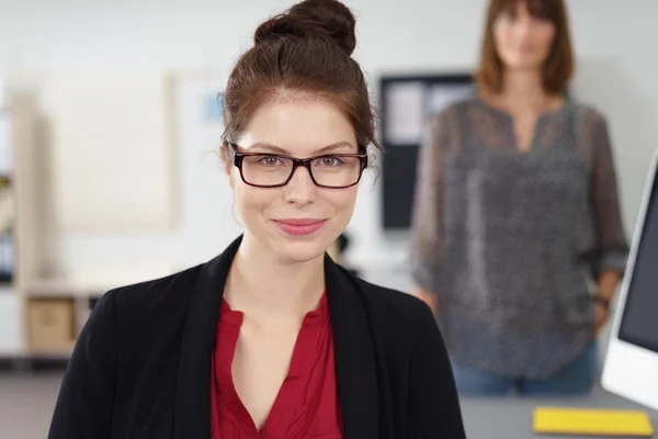 Zakenvrouw met collega — Stockfoto