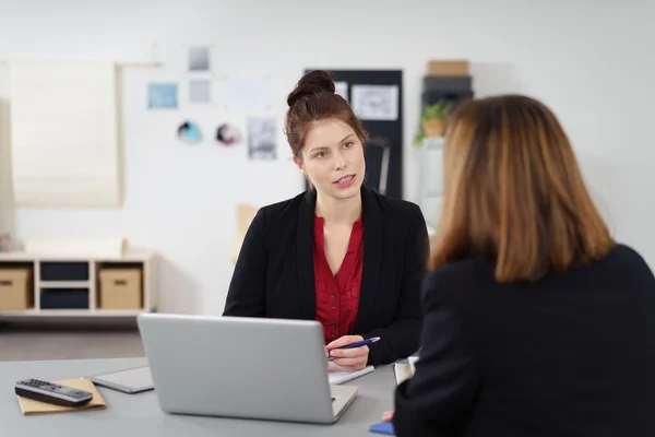 Due donne in riunione in ufficio — Foto Stock