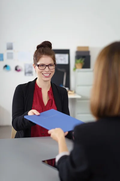 Interviewee handing out her cv — Stock Photo, Image