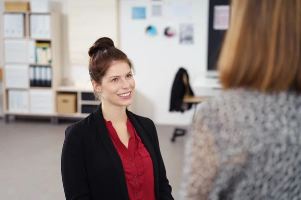 Friendly woman talking to her colleague — Stock Photo, Image