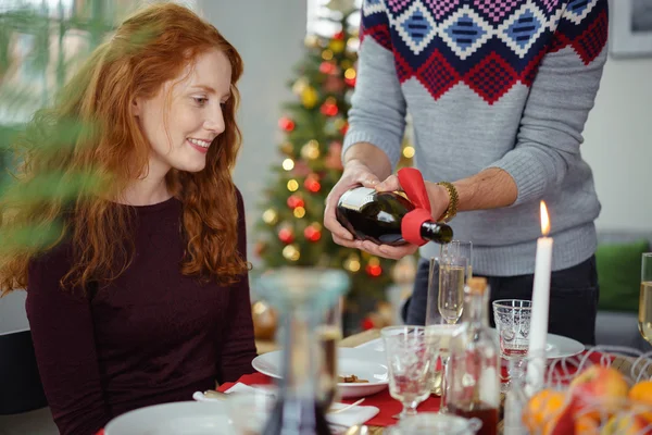 Man hälla vin på julbord — Stockfoto