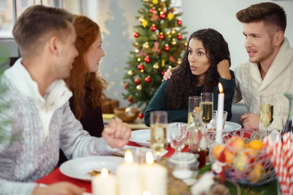 Amigos gostando de jantar de Natal juntos — Fotografia de Stock