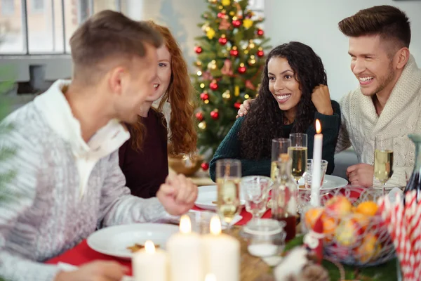 Vier Erwachsene feiern Weihnachten zu Hause — Stockfoto