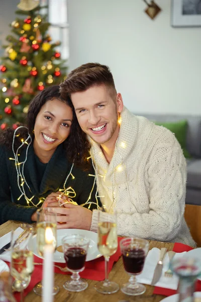 Verliebte Paare feiern Weihnachten und haben Spaß — Stockfoto