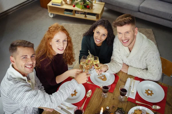 Vänner rosta med champagne samtidigt ha julbord — Stockfoto