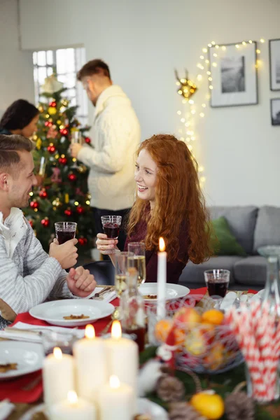 Quatro adultos comemorando o Natal em casa — Fotografia de Stock