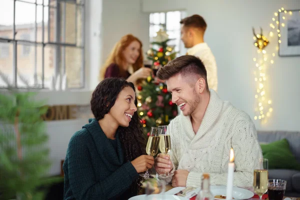 Verliebtes Paar stößt bei Weihnachtsfeier mit Champagner an — Stockfoto