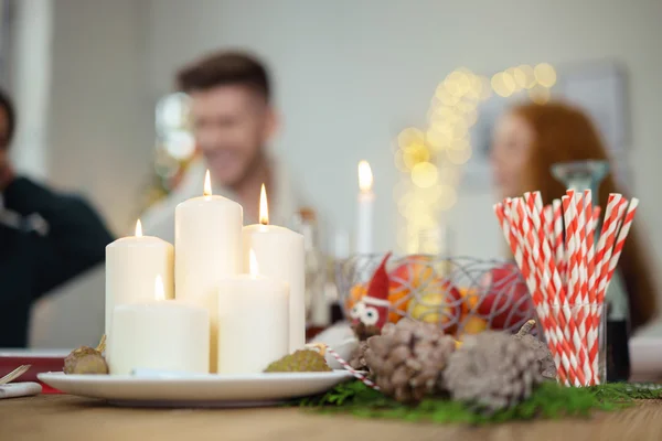 Velas brancas queimando na mesa de Natal — Fotografia de Stock