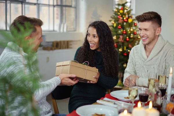 Man handing a christmas present to his girlfriend — Stock Photo, Image