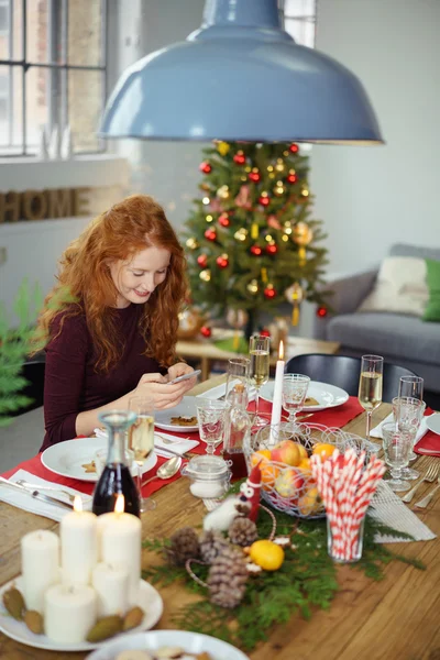 Ung kvinna skriva ett meddelande till jul — Stockfoto