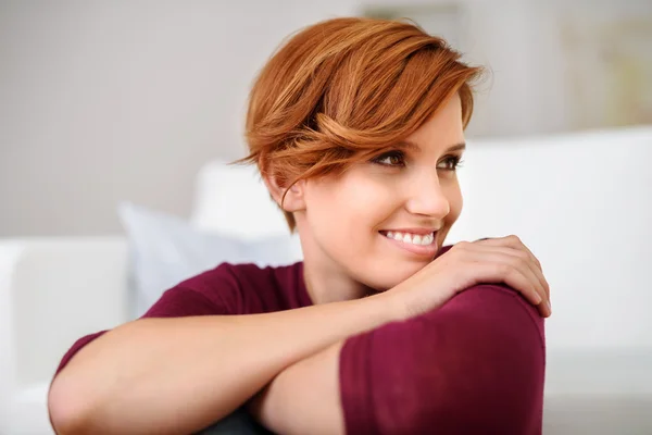 Hübsche Frau, die nach rechts vom Rahmen schaut — Stockfoto