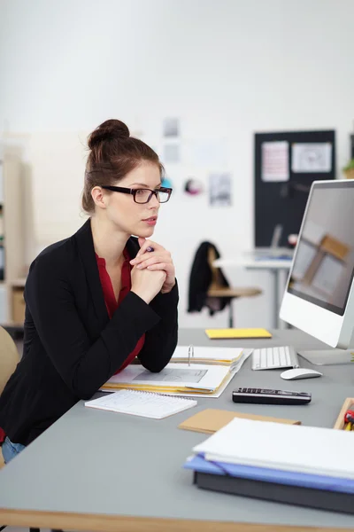 Seriös affärskvinna arbetar på en dator — Stockfoto