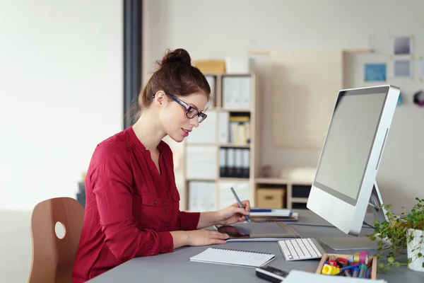 Joven empresaria trabajando en una tableta — Foto de Stock