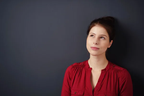 Mujer joven con expresión contemplativa —  Fotos de Stock