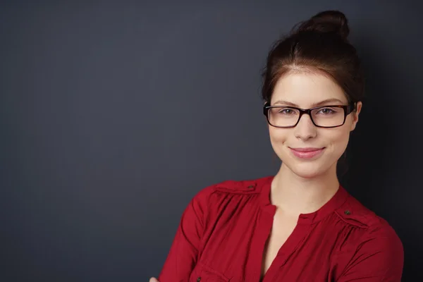Schöne junge Frau mit Brille — Stockfoto