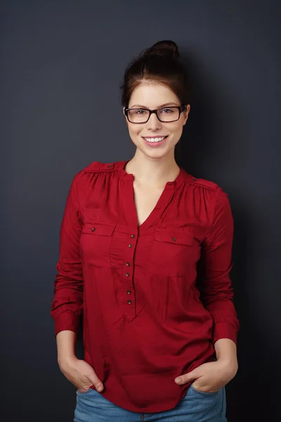 Confiante na moda jovem mulher em óculos — Fotografia de Stock