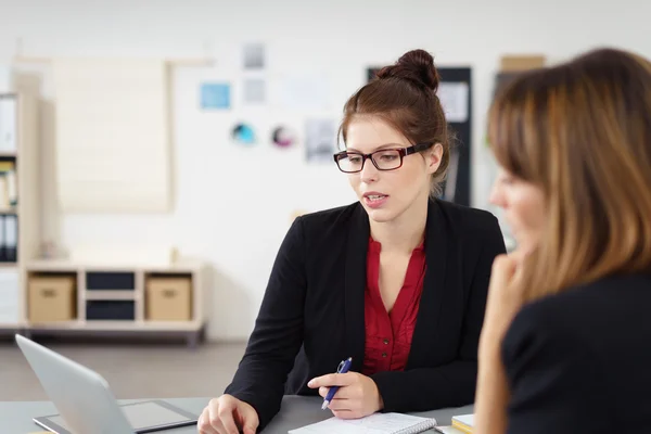 Due donne d'affari serie in una riunione — Foto Stock