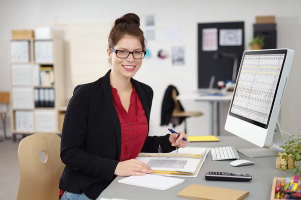 Mujer de negocios sonriente trabajando en una oficina —  Fotos de Stock