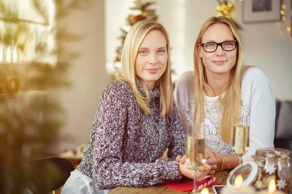 Two attractive sisters celebrating Christmas — Stock Photo, Image