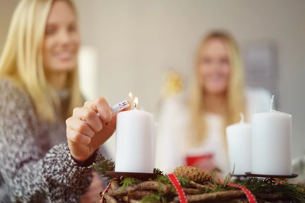 Güzel kız beyaz bir mum ışığı — Stok fotoğraf