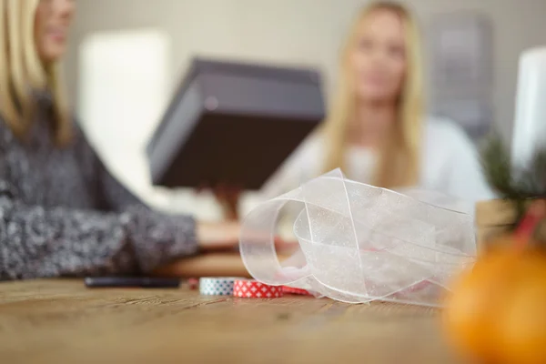 Two girls gift wrapping presents — Stock Photo, Image