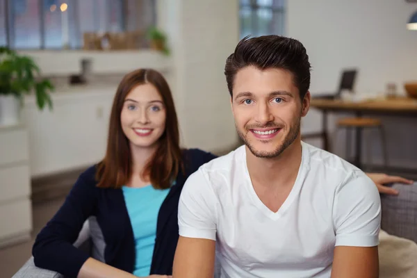 Sonriente pareja despreocupada — Foto de Stock