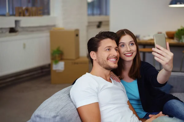 Paar poseren voor een selfie in hun nieuwe huis — Stockfoto