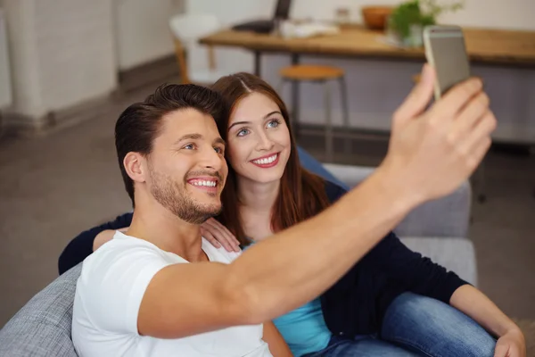 Felice coppia posa insieme fora selfie — Foto Stock