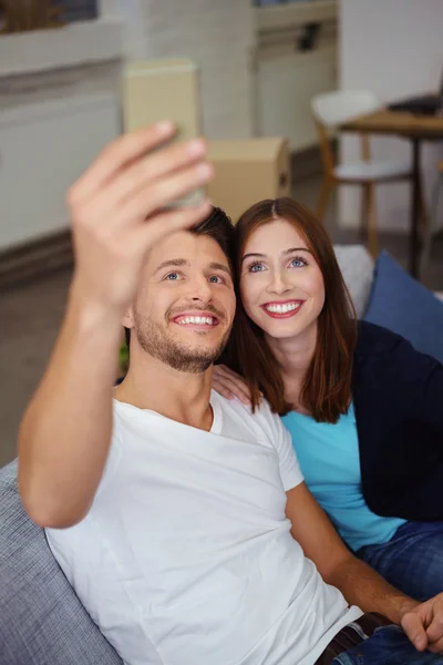 Divertido jovem casal posando para uma selfie — Fotografia de Stock