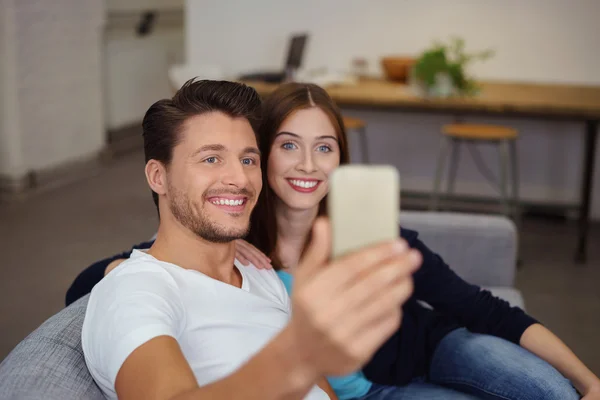 Joyeux jeune couple prenant un selfie — Photo