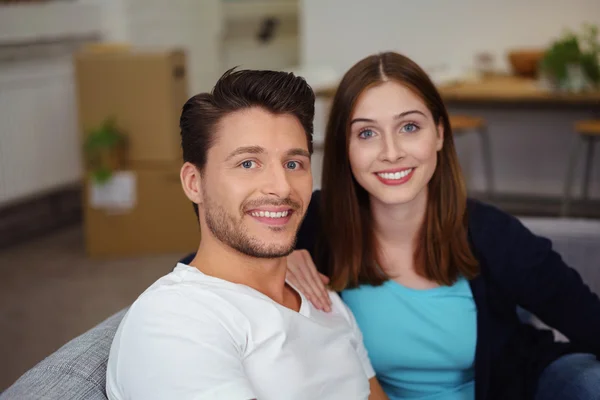 Lachende gelukkige paar in hun nieuwe huis — Stockfoto