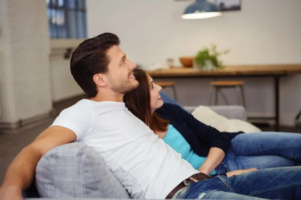 Pareja casual relajarse en el sofá — Foto de Stock