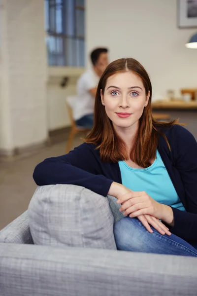 Jeune femme à la maison sur son canapé — Photo