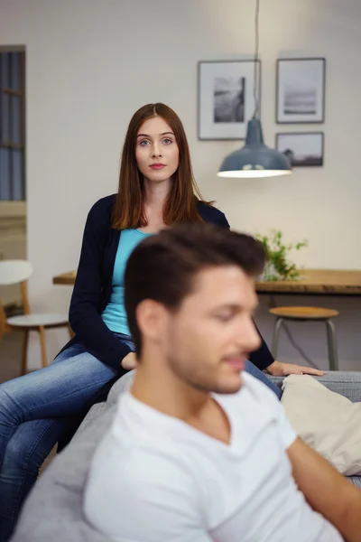 Casal elegante em casa — Fotografia de Stock