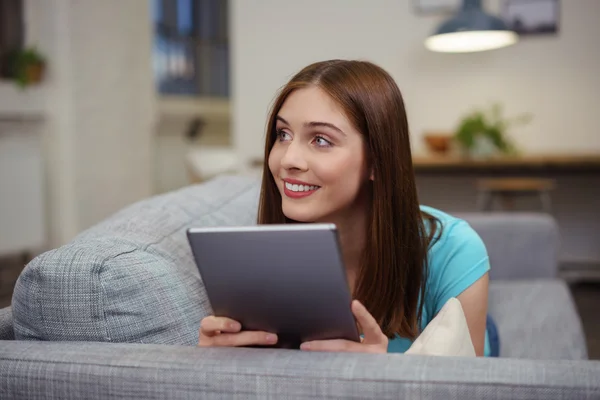 Frau mit Tablet — Stockfoto