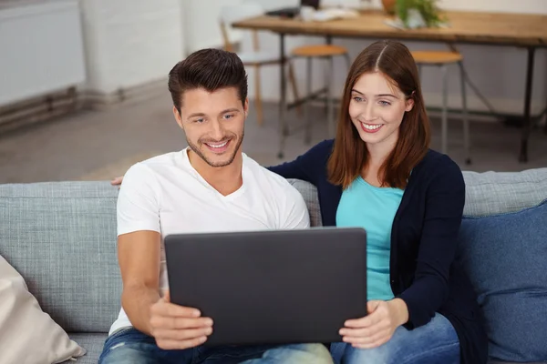 Sorrindo casal navegando na internet — Fotografia de Stock