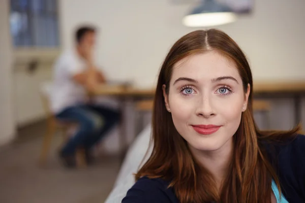 Jolie jeune femme à la maison — Photo