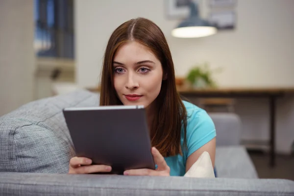 Frau benutzt Tablet — Stockfoto