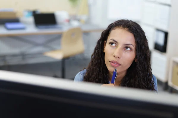 Pensativo atractiva mujer de negocios — Foto de Stock