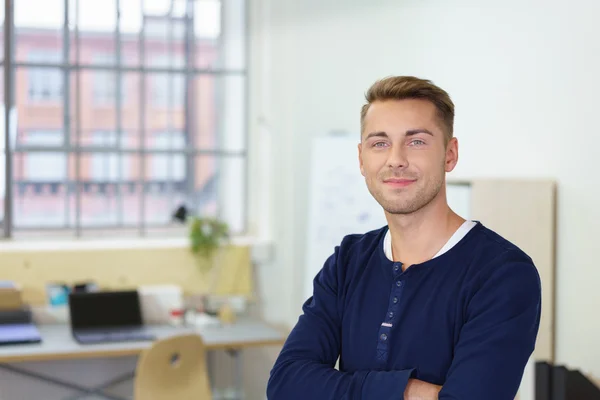 Sonriente joven empresario confiado — Foto de Stock