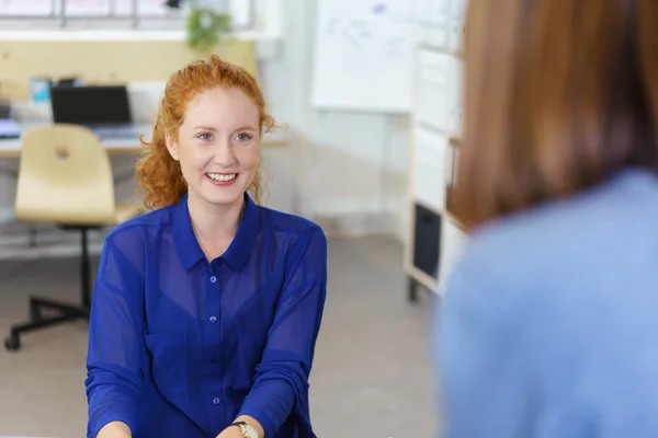 Hübsche junge Geschäftsfrau in einem Meeting — Stockfoto