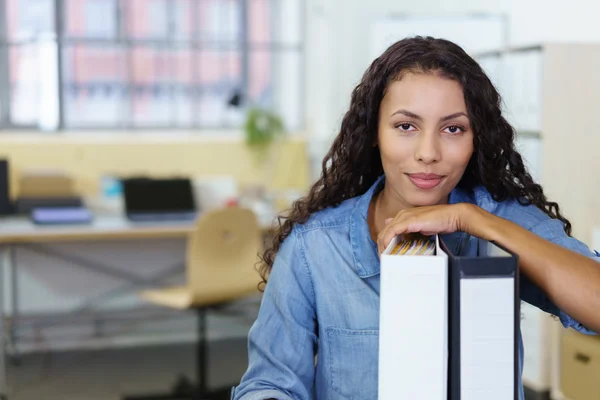 Businesswoman leaning on folders — Stock Photo, Image