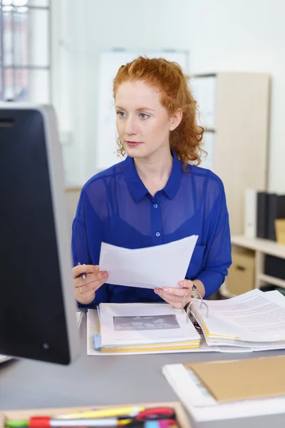 Aantrekkelijke zakenvrouw werkt op een computer — Stockfoto