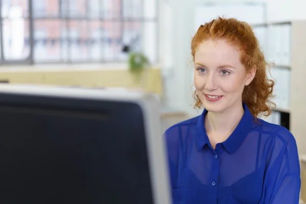 Attraktiva affärskvinna arbetande på en stationär dator — Stockfoto