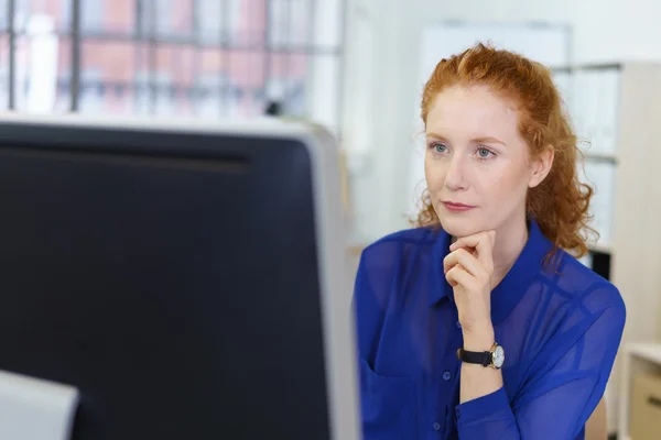 Aantrekkelijke zakenvrouw lezen een monitor — Stockfoto